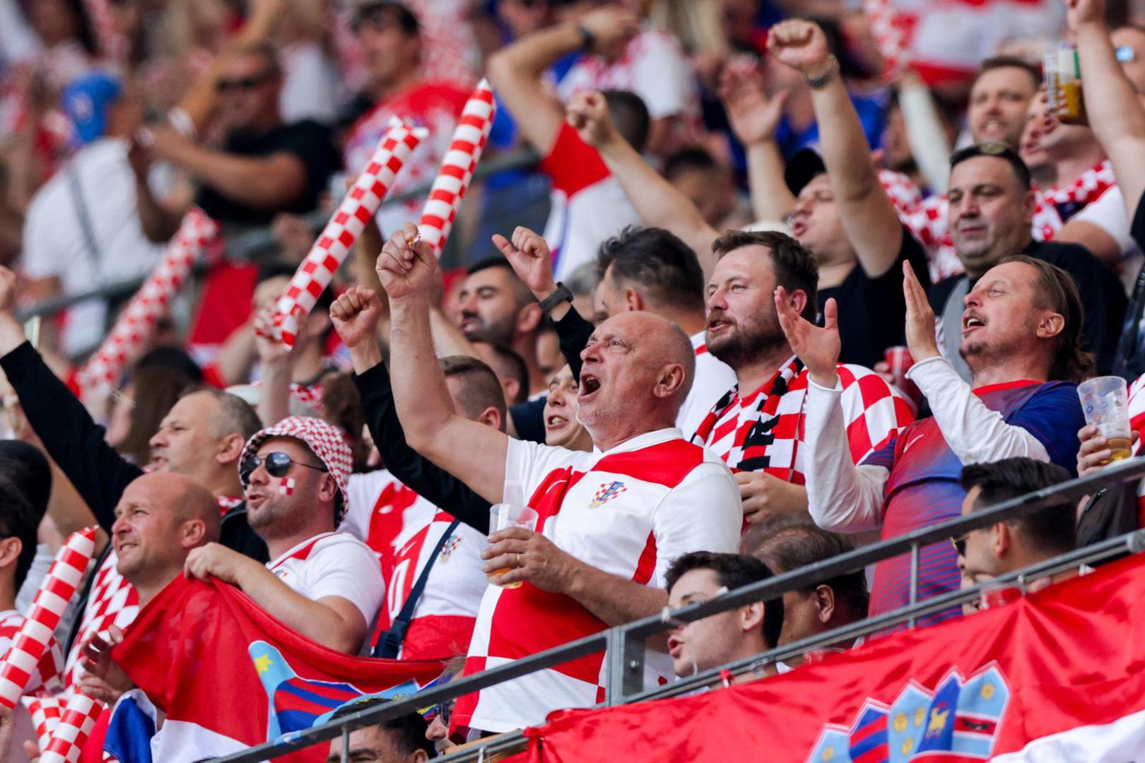 Hrvatski navijači opet su u velikom broju na utakmici Hrvatske. Ovog puta su na VolkPark stadionu kojim dominiraju kockice. 