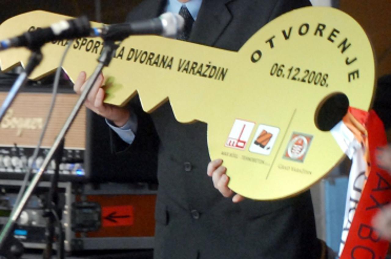 '17.03.2009., Varazdin - Direktor sportske dvorane Neven Buljan na otvorenju dvorane dobio je kljuc dvorane.  Photo: Marko Jurinec/Vecernji list'