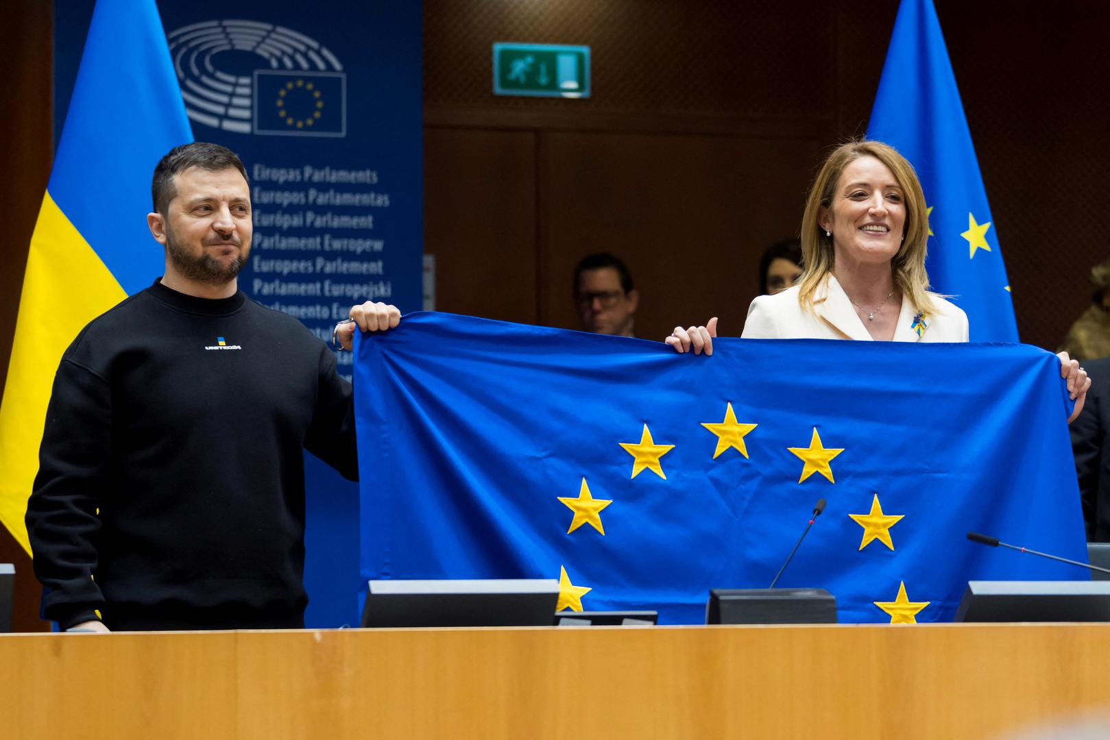 European Parliament President Roberta Metsola holds an EU flag with Ukrainian President Volodymyr Zelenskiy at the European Parliament during an address, amid Zelenskiy's second international trip since Russia's invasion of Ukraine, in Brussels, Belgium February 9, 2023. Daina Le Lardic/European Union 2023/Handout via REUTERS ATTENTION EDITORS - THIS IMAGE HAS BEEN SUPPLIED BY A THIRD PARTY. MANDATORY CREDIT Photo: DAINA LE LARDIC/EU 2023/REUTERS