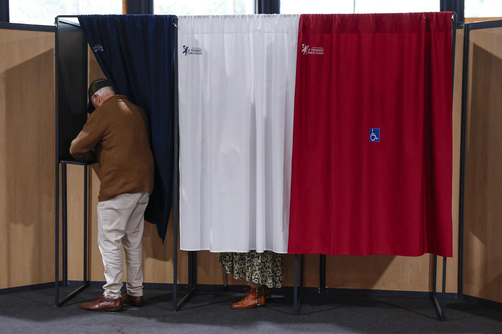 Voters at a polling station during the second round of French parliamentary elections in Le Touquet-Paris-Plage, northern France, 07 July 2024.   MOHAMMED BADRA/Pool via REUTERS Photo: MOHAMMED BADRA / POOL/REUTERS