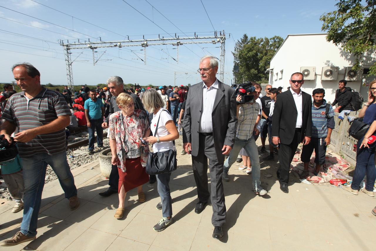 19.09.2015., Tovarnik - Andrija Hebrang u ime predsjednice HR imenovan je savjetnikom za izbjeglice, posjetio je danas  izbjeglicki centar na zeljeznickom kolodvoru u Tovarniku. Optuzio je Vladu da ne cini dovoljno za za sigurnost i da se ne snalazi sa kr