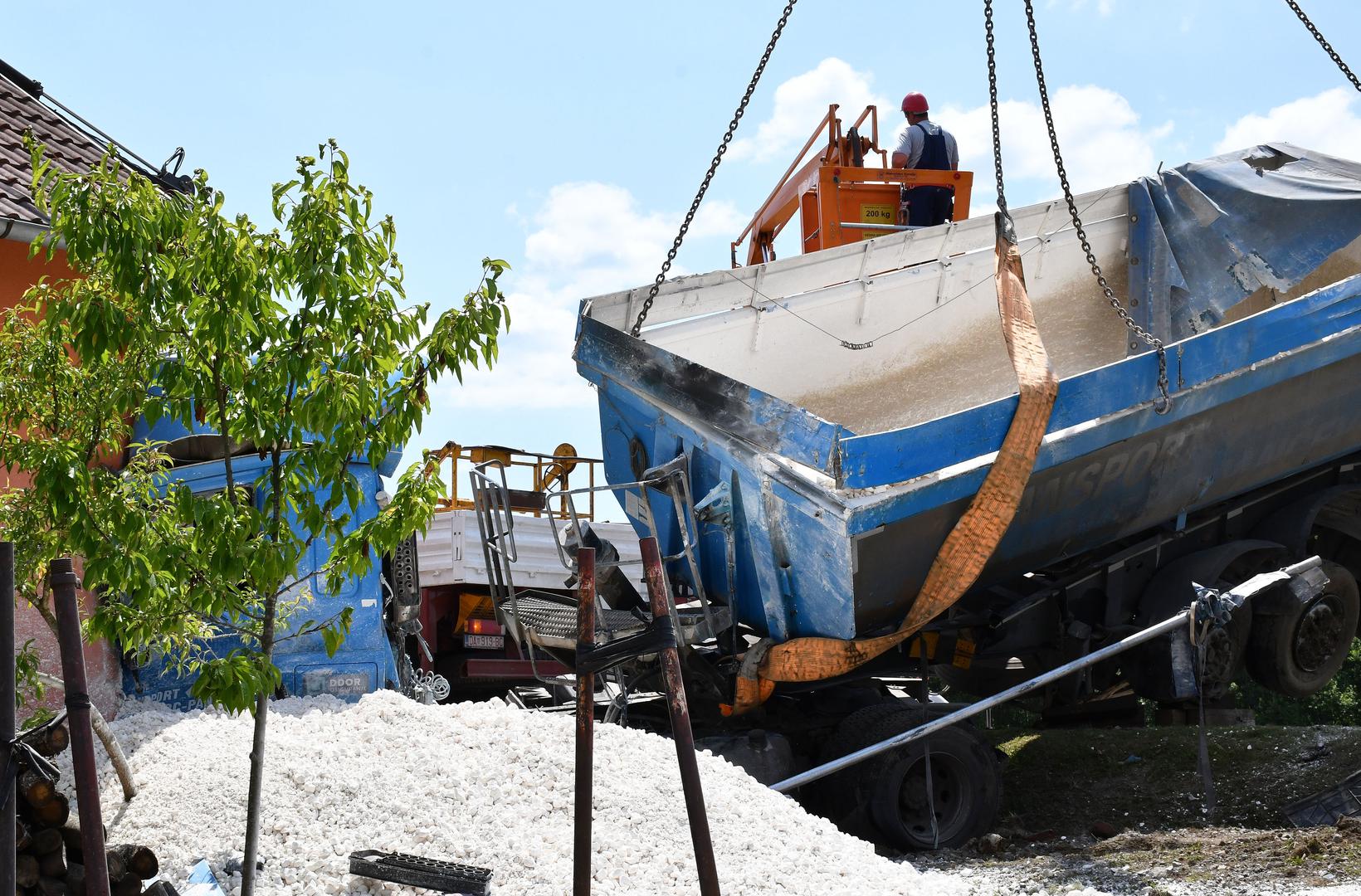 24.06.2020., Omanovac - U selu Omanovac pokraj Pakraca kamion natovaren vapnom zabio se u obiteljsku kucu. Vozac kamiona je zadobio teze ozljede i prevezen je u Opcu zupanijsku bolnicu Pakrac. U trenutku nesrece u kuci je bilo dvoje ukucana, sin i majka. Photo: Ivica Galovic/PIXSELL