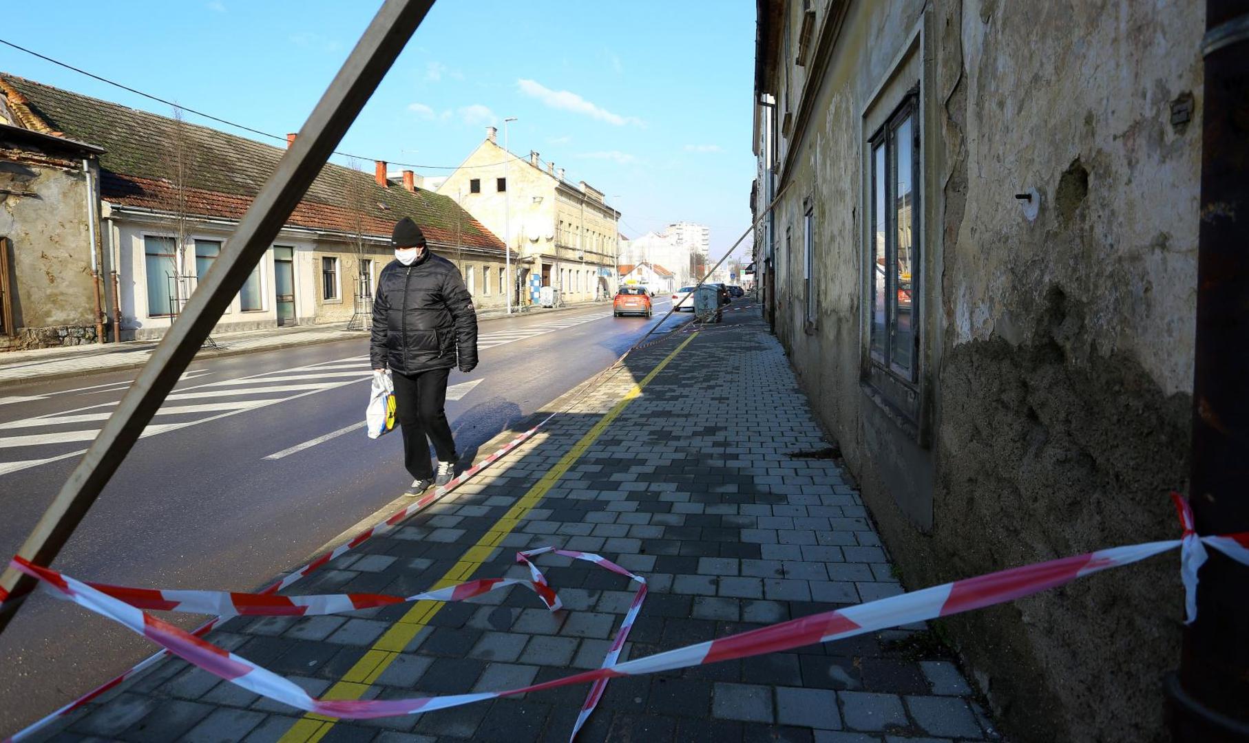 26.01.2021., Karlovac -U sredistu Karlovca sve je vise rusevnih objekata opasnih za prolaznike koje su dodatno ostecene nakon potresa. Sa brojnih starih zgrada otpadaju cigle, prijeti opasnost od urusavanja cijelog objekta ili krova pa su ogradene i oznacene kao neupotrebljive.
Photo: Kristina Stedul Fabac/PIXSELL