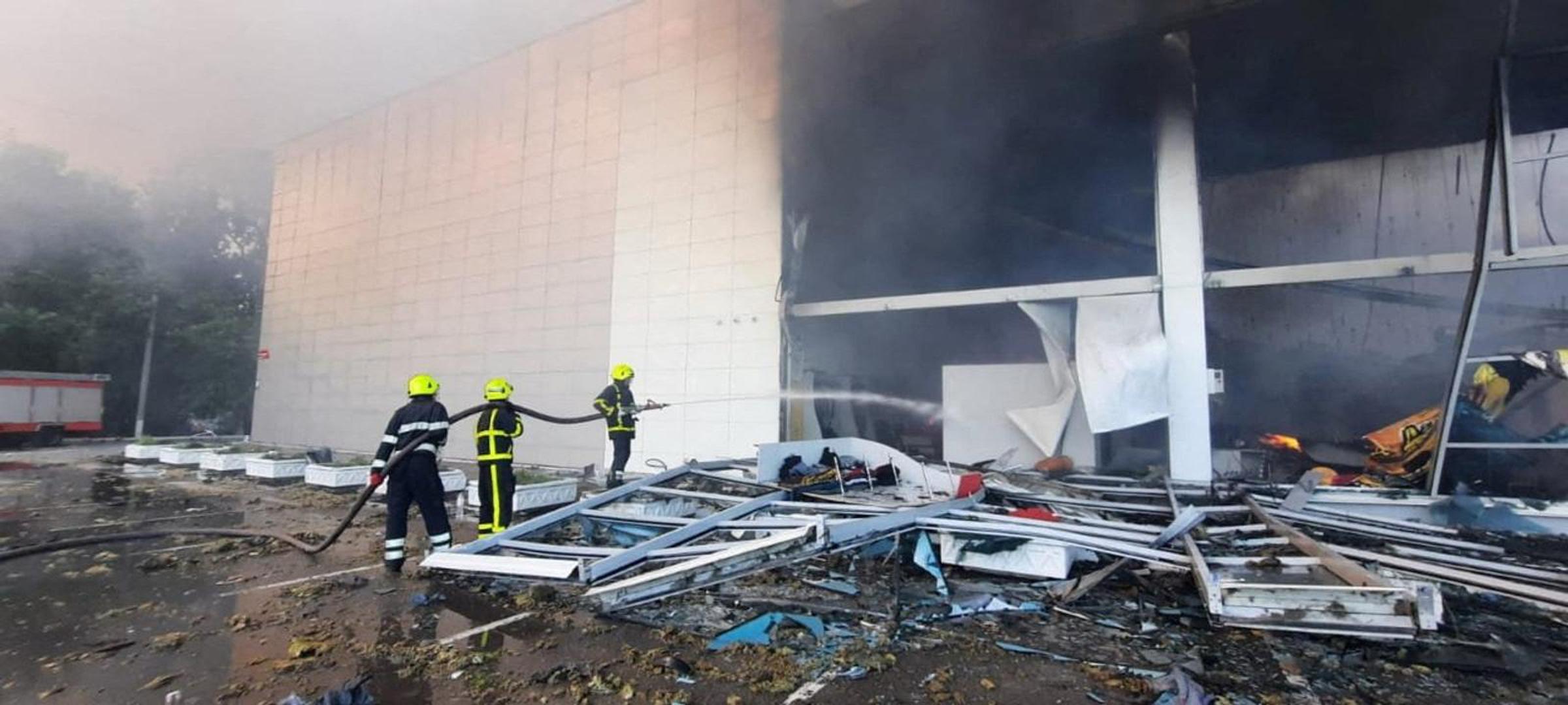 Rescuers work at a site of a shopping mall hit by a Russian missile strike, as Russia's attack on Ukraine continues, in Kremenchuk, in Poltava region, Ukraine June 27, 2022.  Press service of the State Emergency Service of Ukraine/Handout via REUTERS ATTENTION EDITORS - THIS IMAGE HAS BEEN SUPPLIED BY A THIRD PARTY. Photo: State Emergency Service of Ukrai/REUTERS