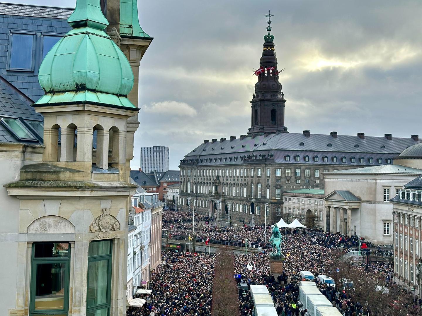 14 January 2024, Denmark, Copenhagen: People gather in the square at Christiansborg Palace. After 52 years of regency, the long-serving Queen Margrethe II hands over the throne on Sunday to her son Crown Prince Frederik, who will in future bear the title King Frederik X. Photo: Steffen Trumpf/dpa Photo: Steffen Trumpf/DPA