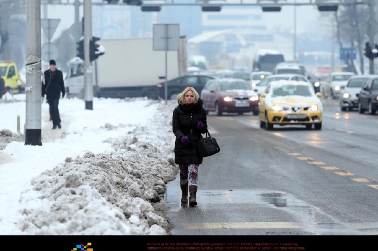 '10.12.2012., Zagreb - Iako su snjezne oborine prestale, snijeg i dalje stvara poteskoce na prometnicama diljem Zagreba.  Photo: Marko Lukunic/PIXSELL'