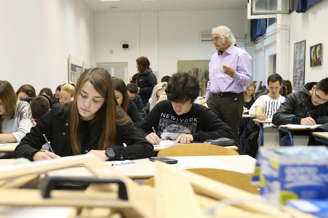 18.12.2014., Split - Umirovljeni profesor Vinko Bajrovic besplatno priprema za drzavnu maturu  preko sezdeset ucenika Skole za dizajn, grafiku i odrzivu gradnju.  Photo: Ivo Cagalj/PIXSELL