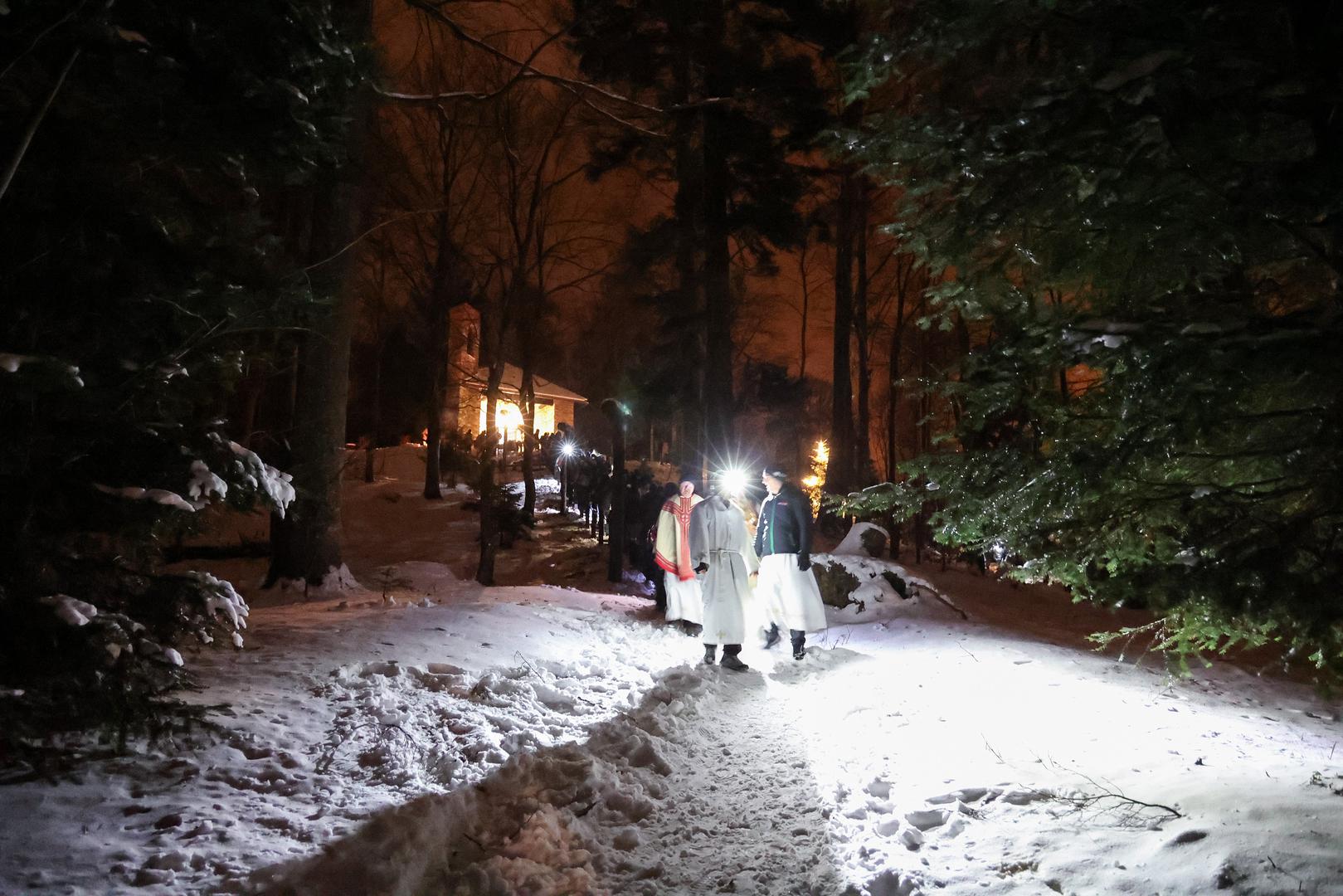 Neki dijelovi procesije bili su slabo osvjetljeni, no to vjernicima nije smetalo, kao ni žestoka hladnoća i jaki vjetar koji puše već nekoliko dana.