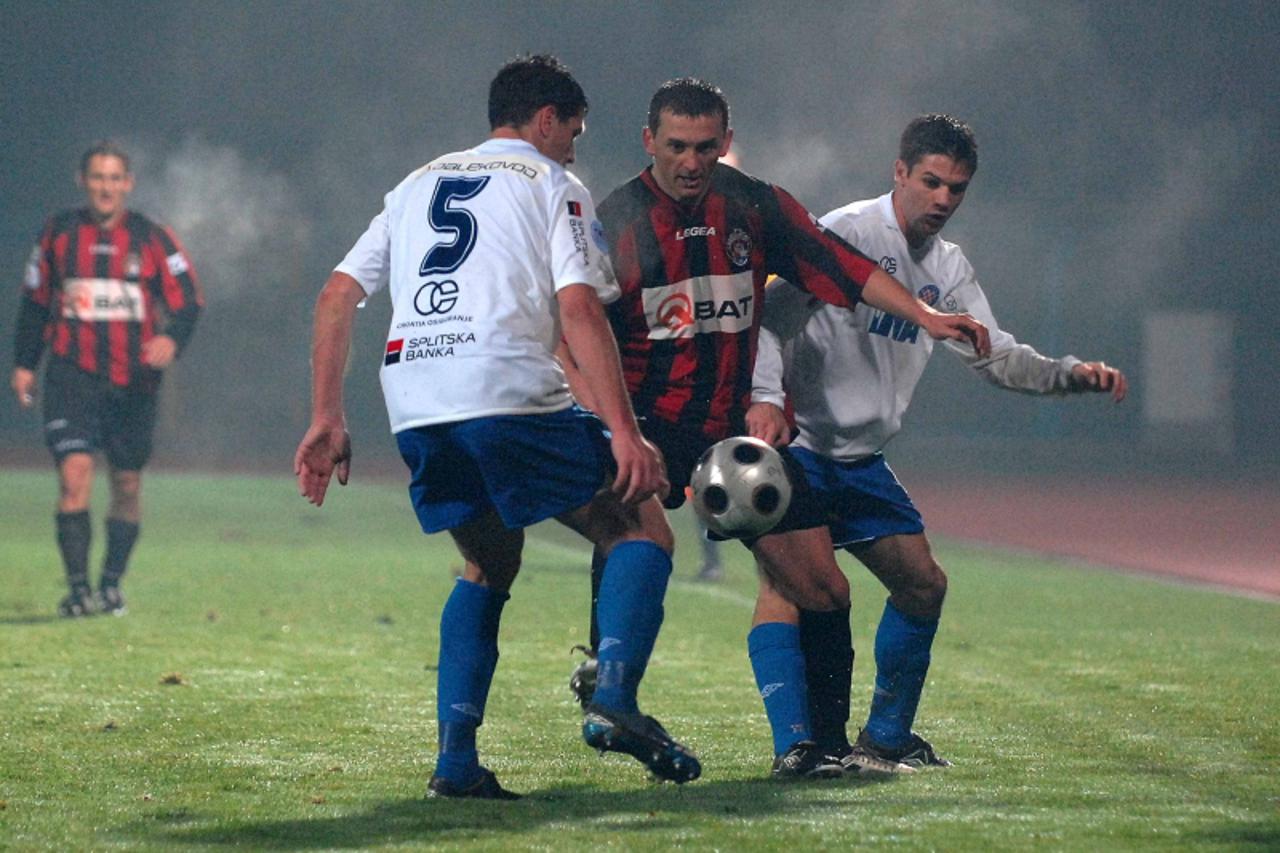 'VARAZDIN/MEDJIMURJE- 07.11.09., Cakovec, Hrvatska- 1. HNL, 14. kolo, NK MEDJIMURJE-HAJDUK- Golubovic prolazi Oremusa i Buljata. Photo: Vjeran Zganec Rogulja/PIXSELL'