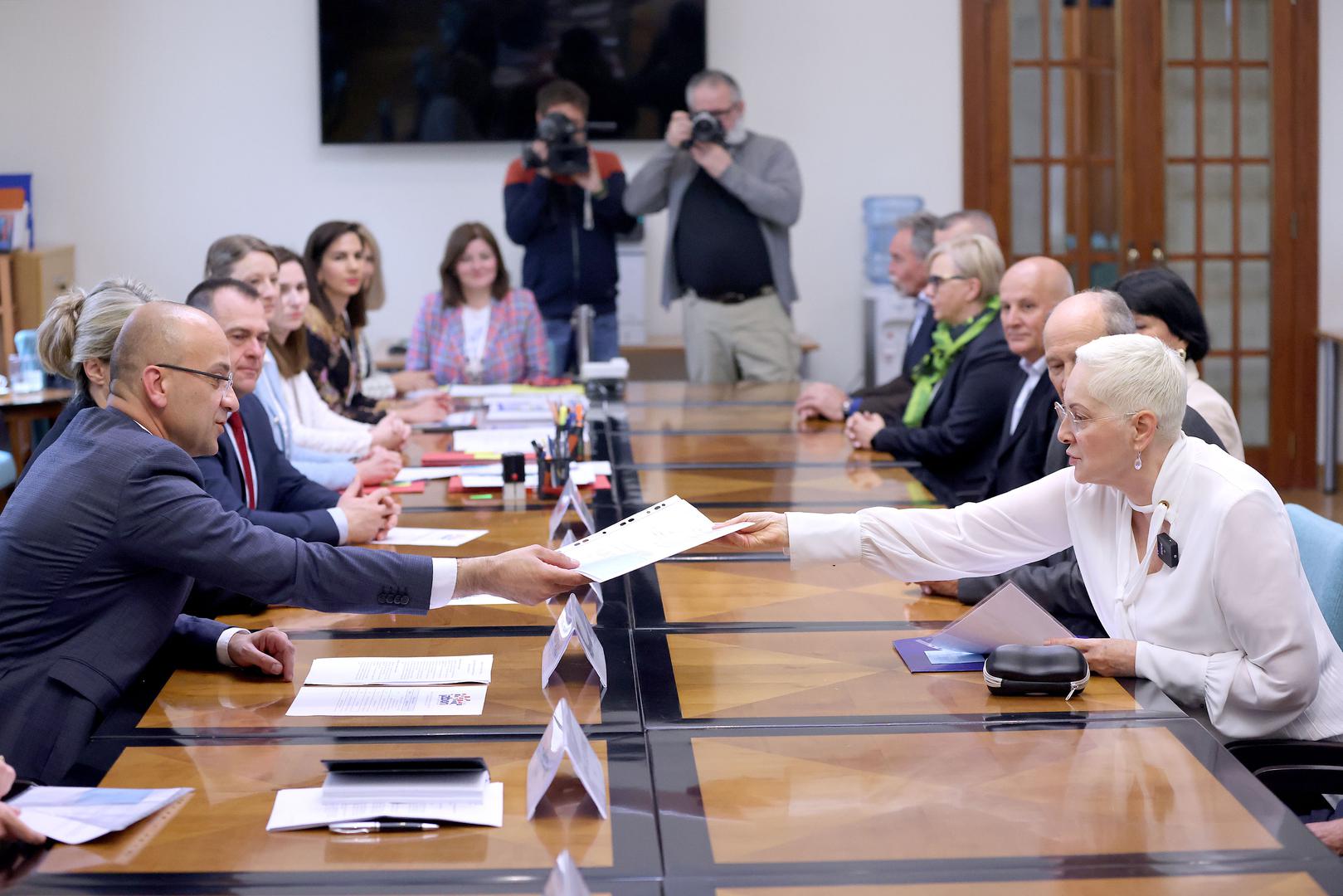 23.04.2024., Zagreb - Hrvatska stranka umirovljenika predala je kandidacijsku listu za Europski parlament Drzavnom izbornom povjerenstvu u Hrvatskom saboru.

 Photo: Patrik Macek/PIXSELL