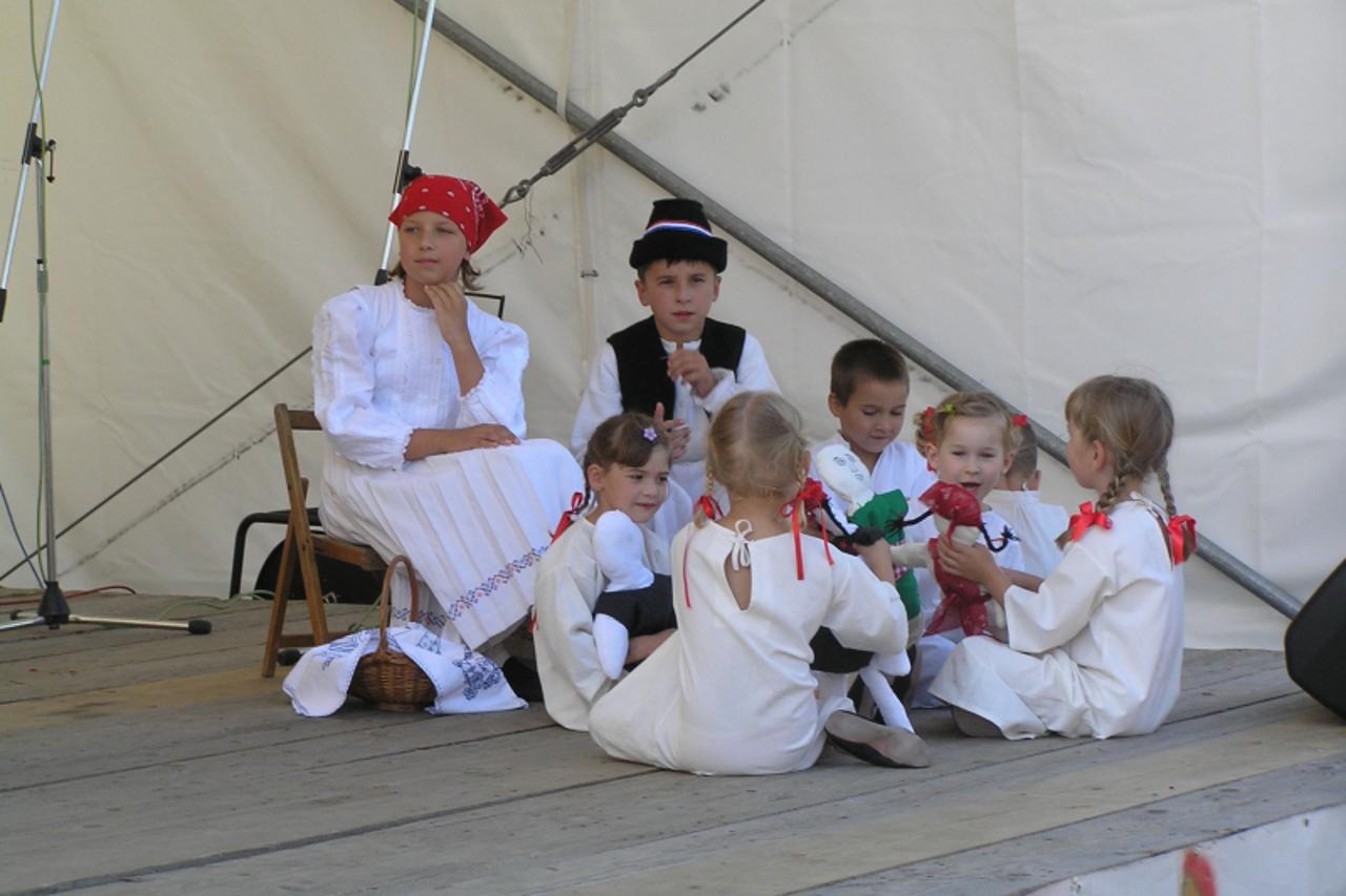 'zagorje - 02. 08. 2010., Laz, Hrvatska - Dan djecjeg stvaralastva, nastup folklorne skupine DND Donja Stubica, igra krpenim lutkama'