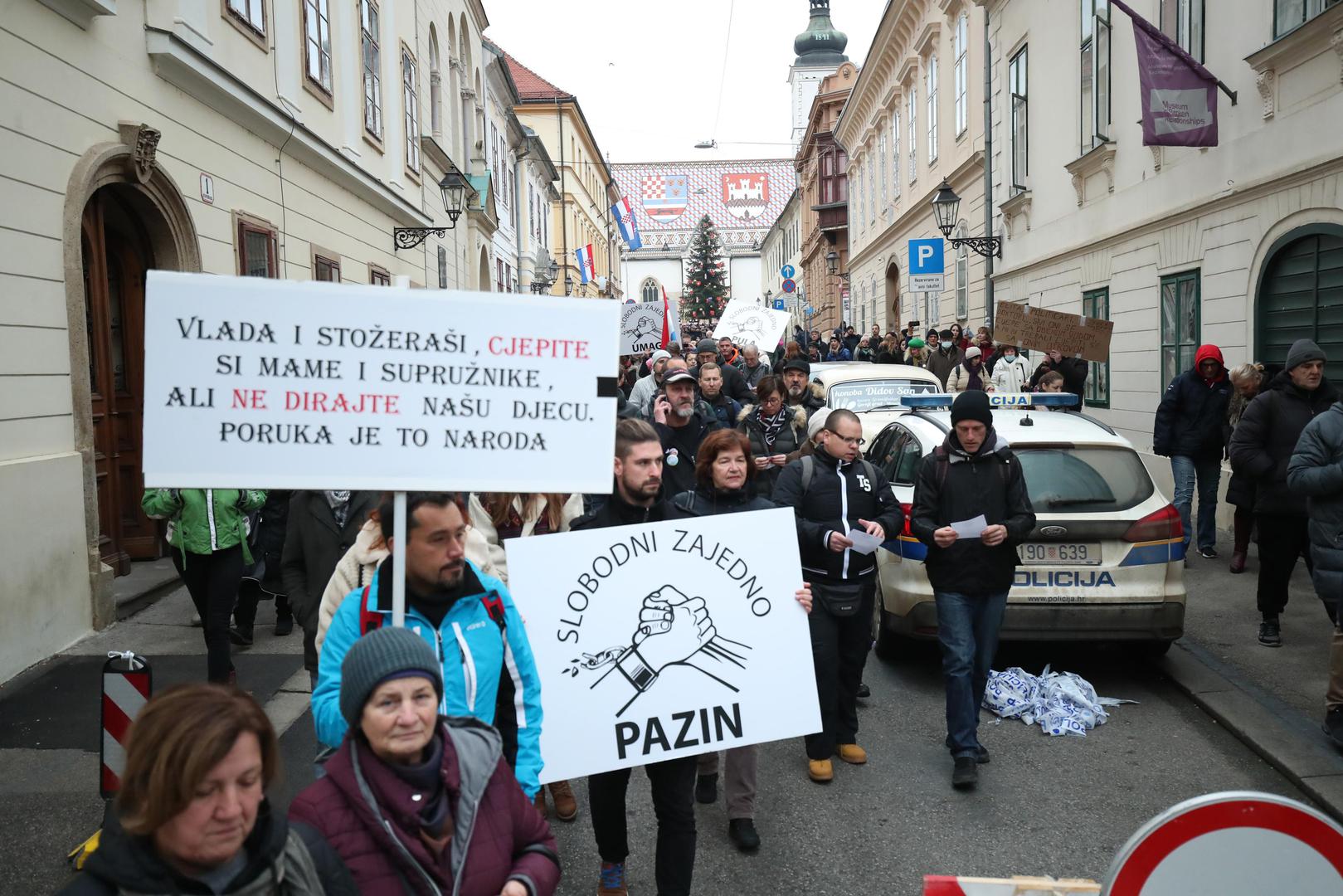 15.12.2021.,Zagreb - Na Markovu trgu poceli su se okupljat prosvjednici, a okupljanje budno prate brojni policijski sluzbenici.Prosvjednici ce svojim tijelima formirati bedem oko Markova trga 