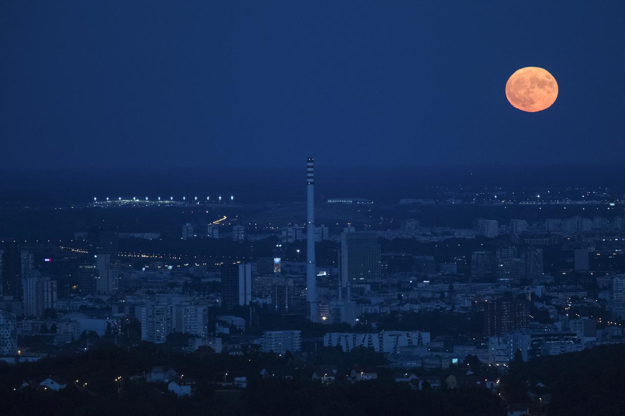 Najveći ovogodišnji supermjesec iznad panorame Zagreba