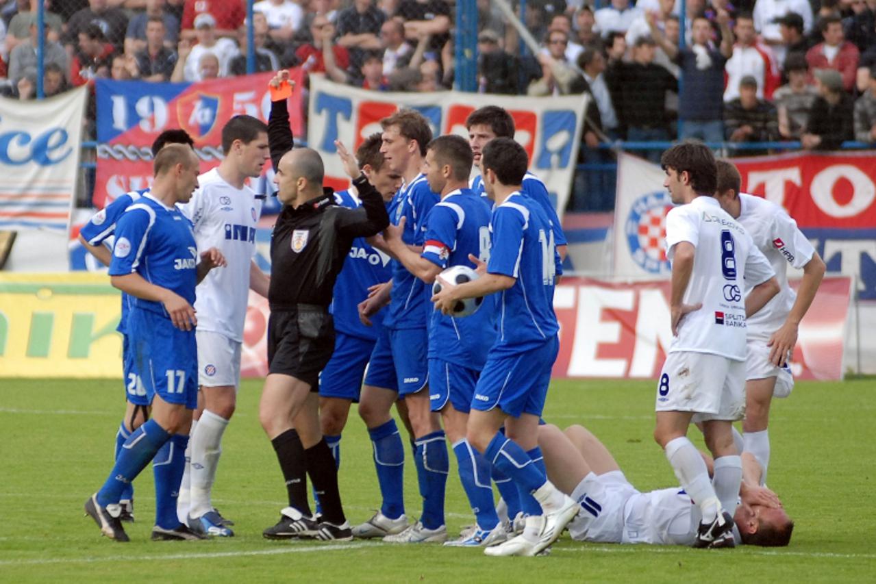 'Za SPORT 260409 ZADAR - HAJDUK  / Crveni karton igracu Zadra Photo: Dino Stanin/Vecernji list'