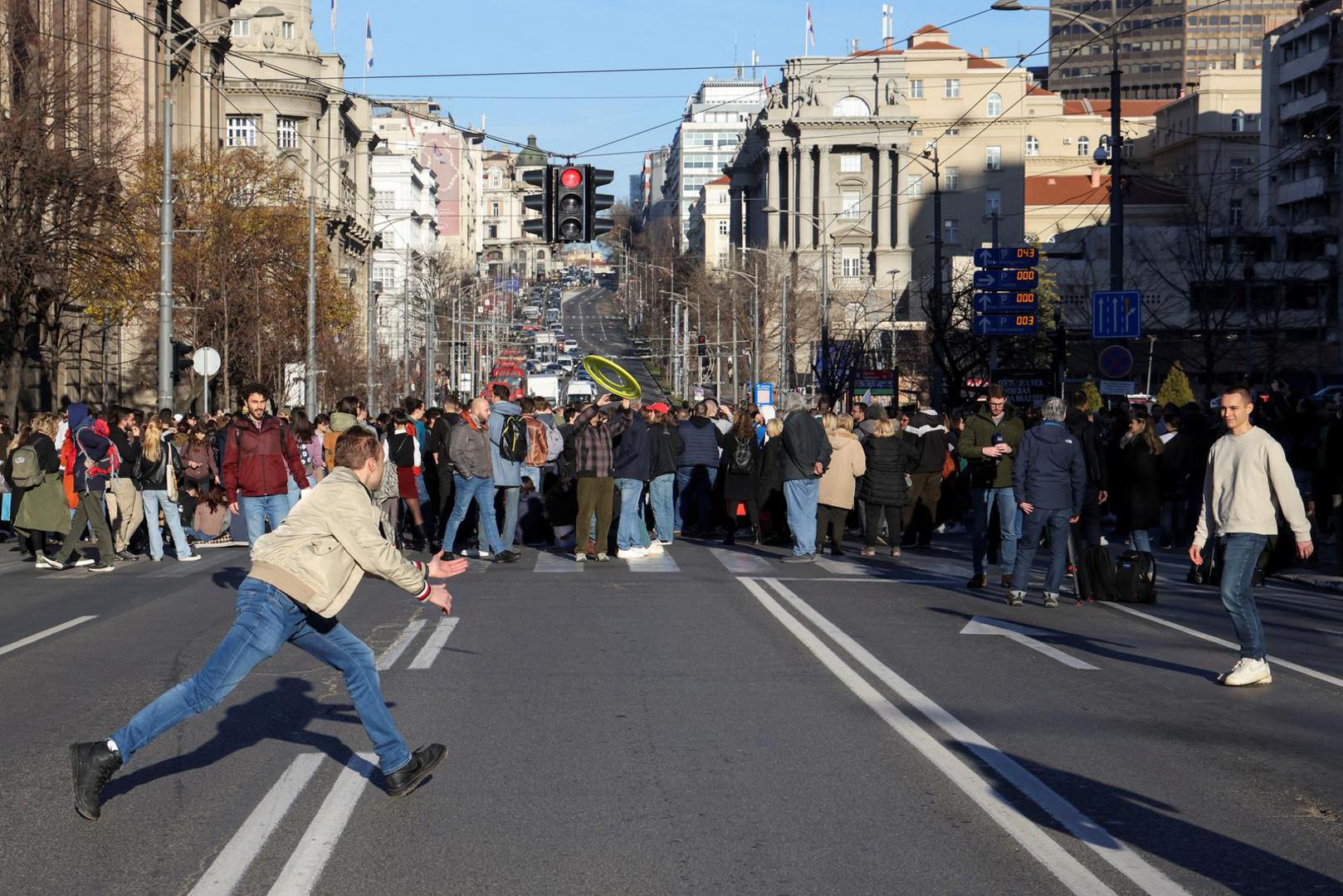 People play frisbee as students block the road, during a protest against alleged major election law violations in the Belgrade city and parliament races, in Belgrade, Serbia, December 25, 2023. REUTERS/Zorana Jevtic Photo: ZORANA JEVTIC/REUTERS