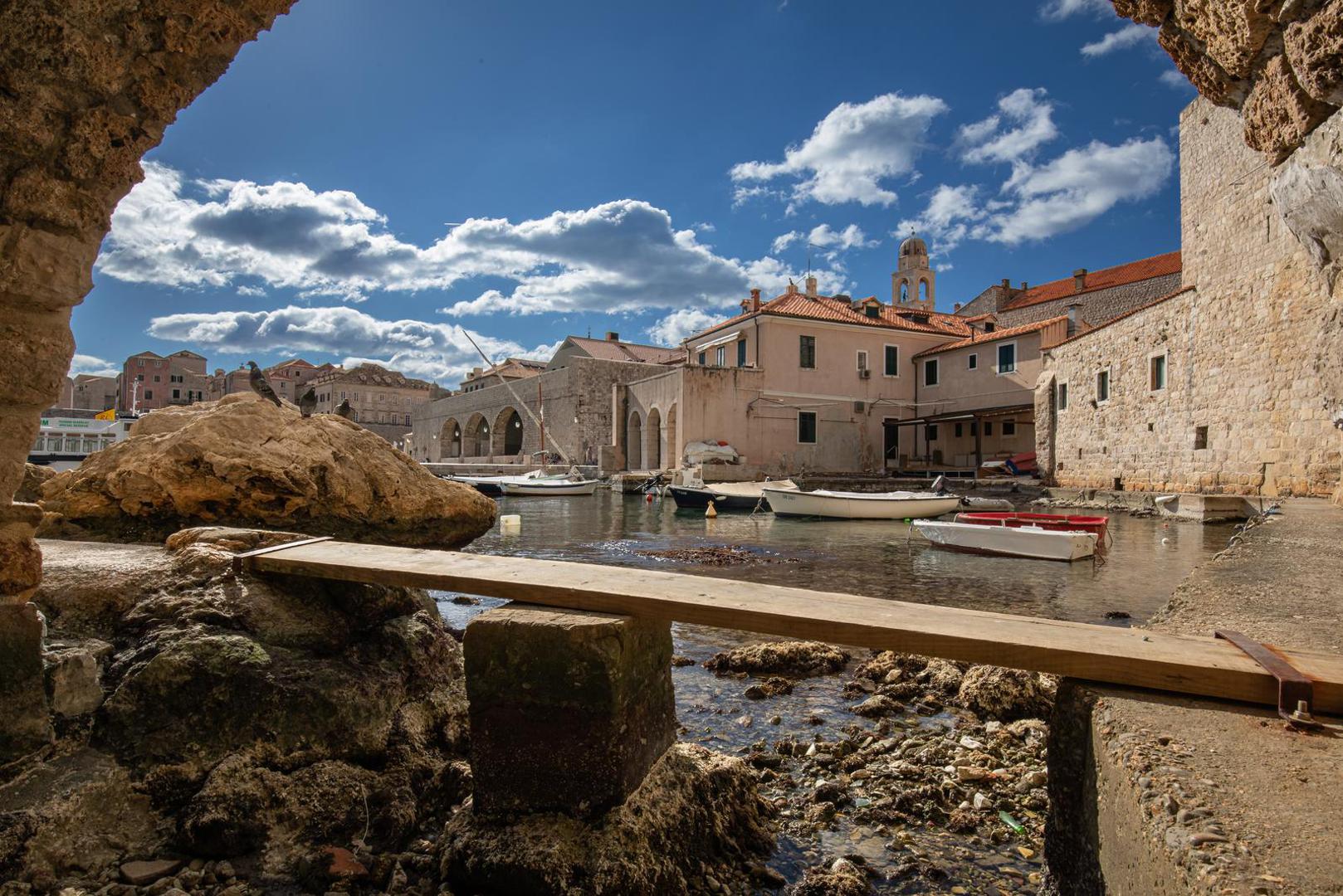 12.02.2023., Dubrovnik - Oseke vecih amplituda danima u Dubrovniku. Photo: Grgo Jelavic/PIXSELL