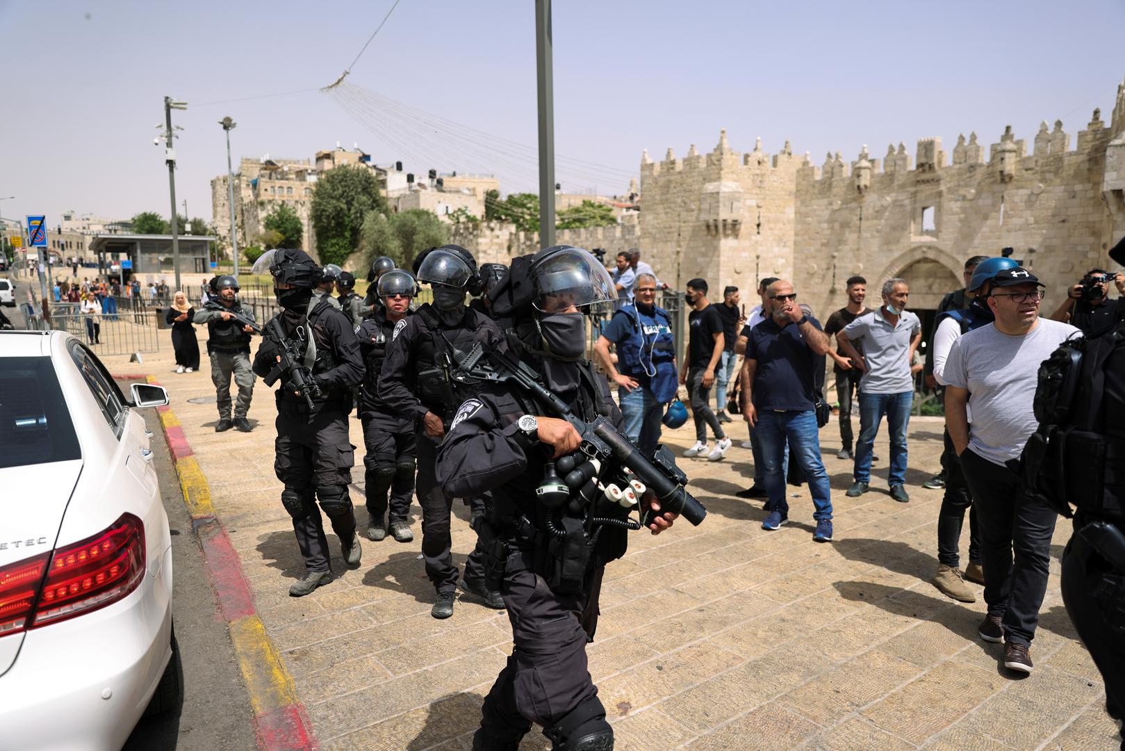 Violence flares at al-Aqsa mosque as Israel marks Jerusalem Day Israeli security force members patrol amid Israeli-Palestinian tension as Israel marks Jerusalem Day, near Damascus Gate just outside Jerusalem's Old City May 10, 2021. REUTERS/Ronen Zvulun RONEN ZVULUN