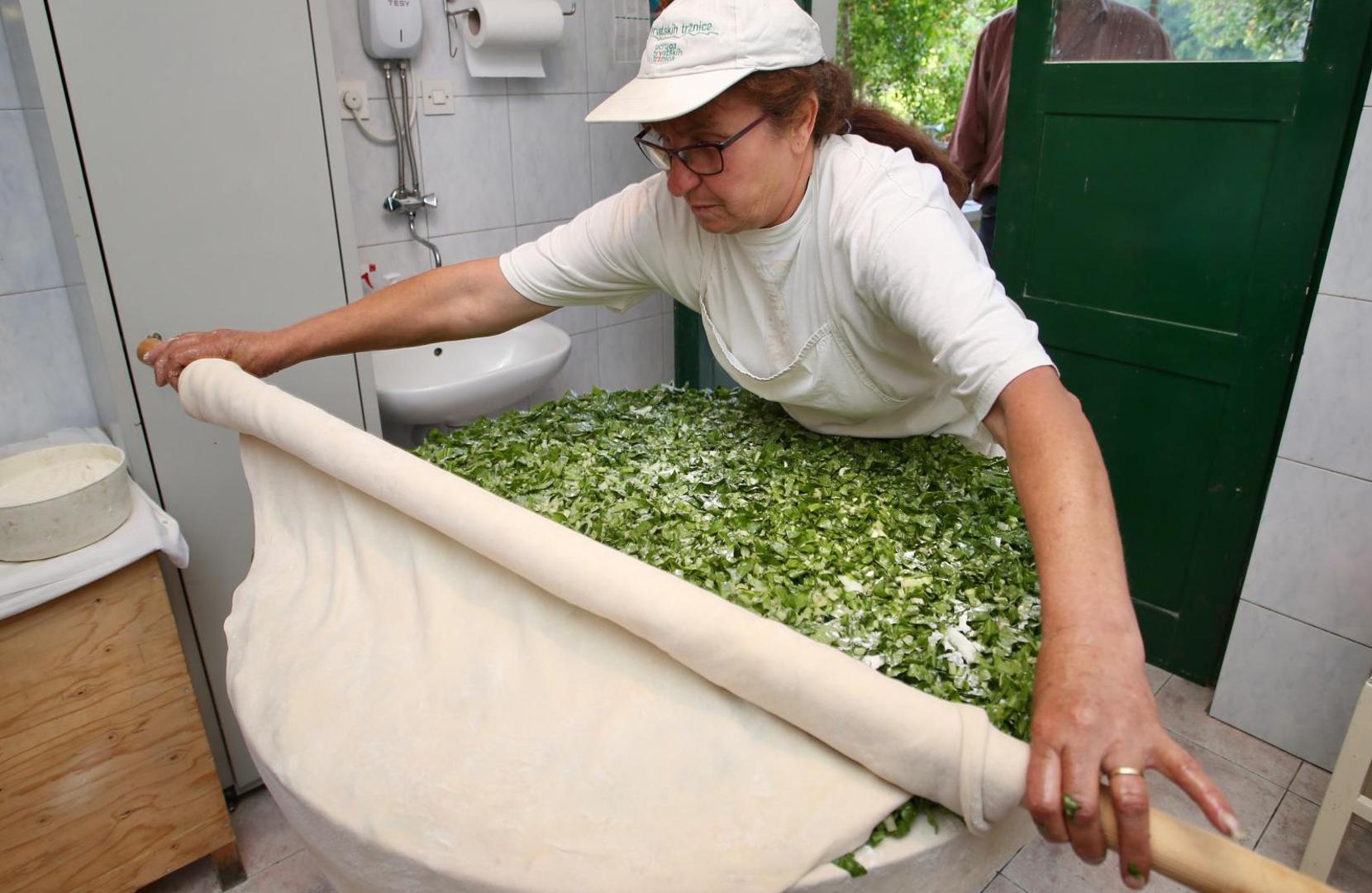 09.06.2020., Zvecanje - Bracni par Milicevic, Ruzica i Nikola, na tradicionalan nacin pripremaju i peku poljicki soparnik. Photo: Ivo Cagalj/PIXSELL