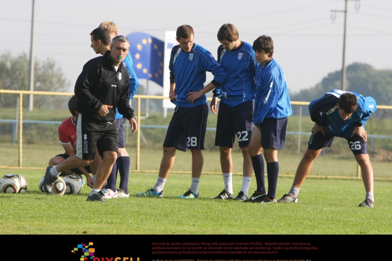 \'29.09.2011. Karlovac - Nakon visednevnog strajka zbog neisplacenih pet placa igraci NK Karlovca jutros su prekinuli strajk i poceli sa treninzima. Photo: Kristina Stedul Fabac/PIXSELL\'