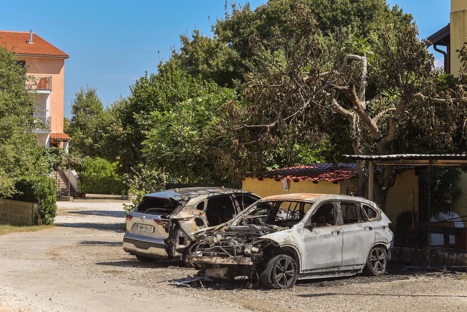 Iz Policijske uprave istarske naveli su da je u noći sa subote na nedjelju oko 00.50 sati u Ulici Sv. Brigite u Rovinju na zasad neutvrđen način izbio požar na automobilu, pulske registracijske oznake, a vatra se proširila i na susjedni motocikl, također pulske registracijske oznake, oba u vlasništvu 55-godišnjaka. Riječ je o privatnim vozilima čiji je vlasnik načelnik rovinjske policije.