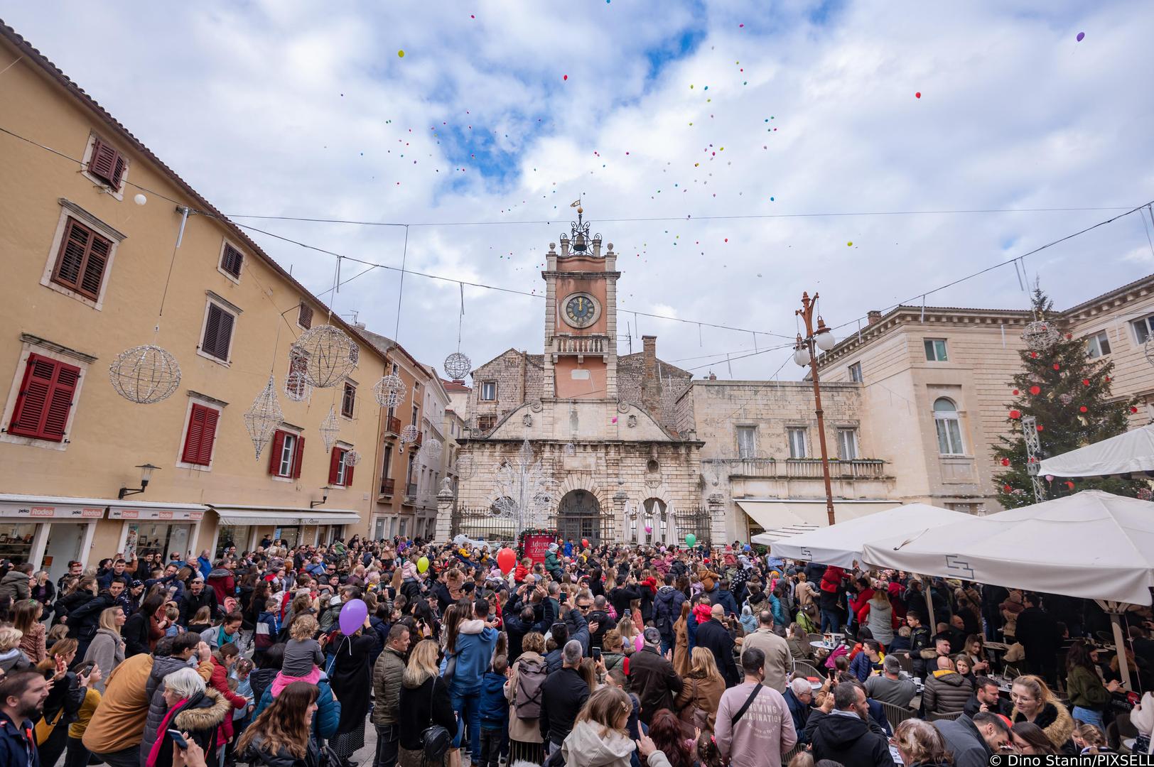 31.12.2022., Zadar - Nekoliko stotina malisana pustanjem balona proslavilo je Djecju Novu godinu u podne na Narodnom trgu.  Photo: Dino Stanin/PIXSELL