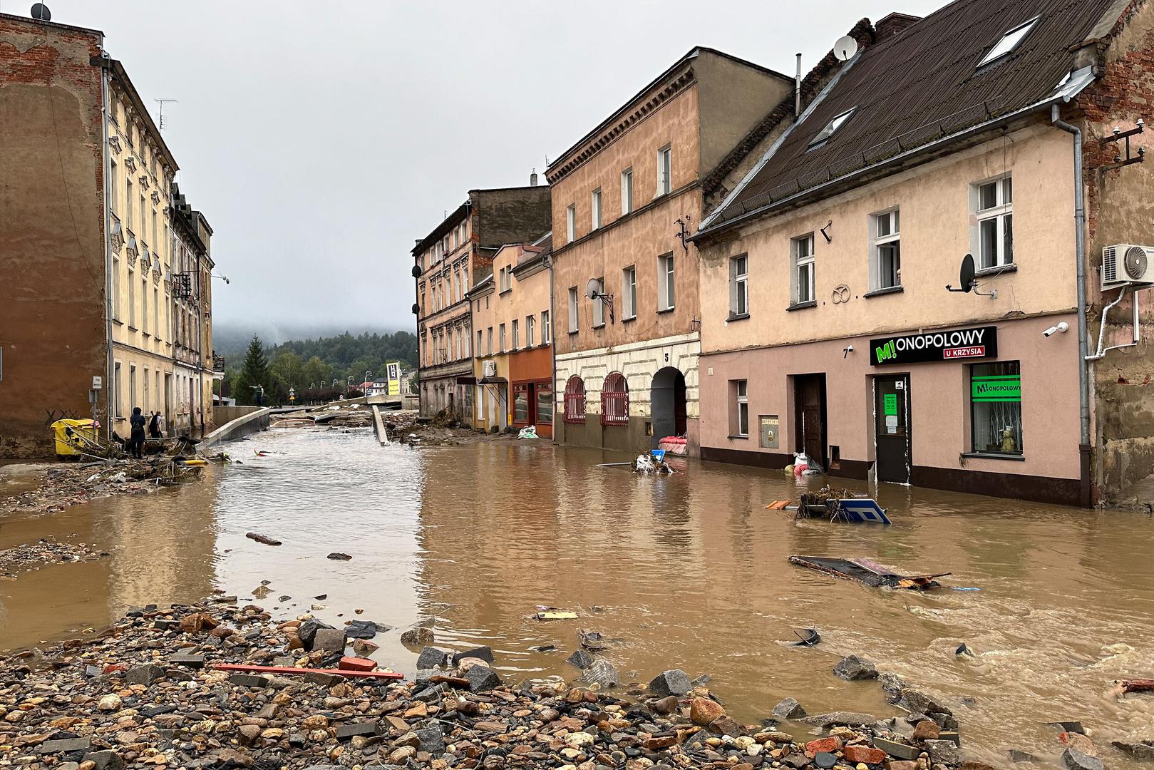 Głuchołazy (woj. opolskie), 15.09.2024. Dynamiczna sytuacja powodziowa. Rzeka Biała Głuchołaska zalała Głuchołazy, 15 bm. Niż genueński, który dotarł nad Polskę w czwartek 12 września, odpowiada za aktualne załamanie pogody i ulewne deszcze szczególnie na Dolnym Śląsku. (aldg) PAP/Michał Meissner Photo: Michał Meissner/PAP