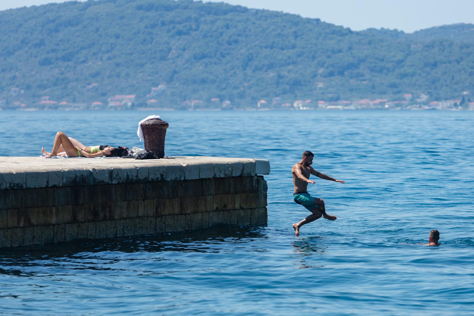 23.07.2022., Zadar -  Vrhunac toplinskog vala stigao je u Dalmaciju. Gradjani i turisti na razne nacine se pokusavaju rashladiti Photo: Sime Zelic/PIXSELL