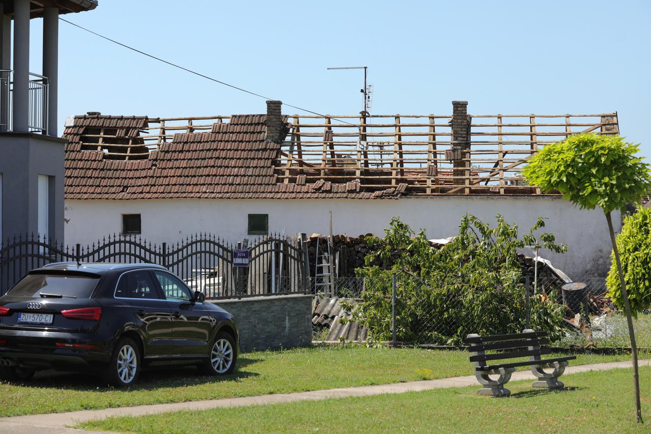 Stanovnici Gradišta, Andrijaševaca i Cerne saniraju štetu od jučerašnjeg nevremena