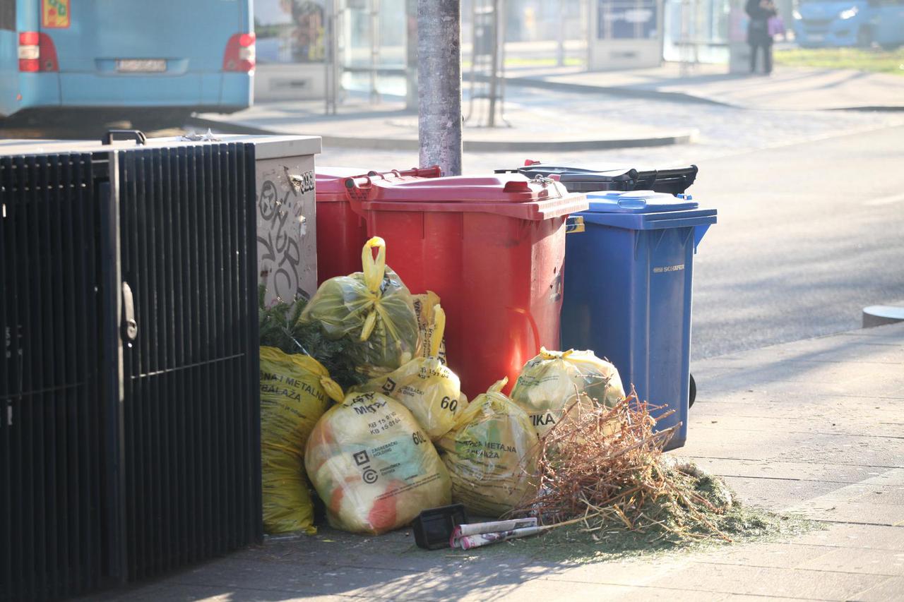 Zagrebačke ulice i dalje "krasi" neodveženo smeće