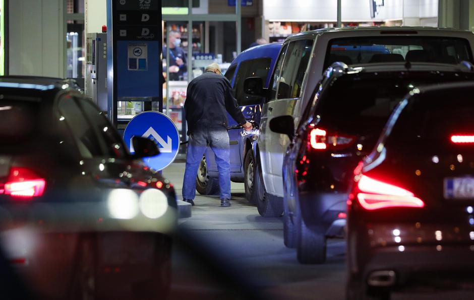 Gužve na benzinskim postajama zbog sutrašnjeg rasta cijena goriva