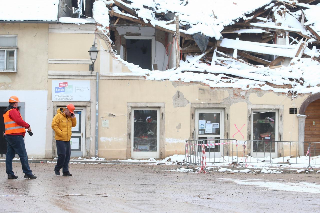 Život u centru Petrinje nakon razornog potresa