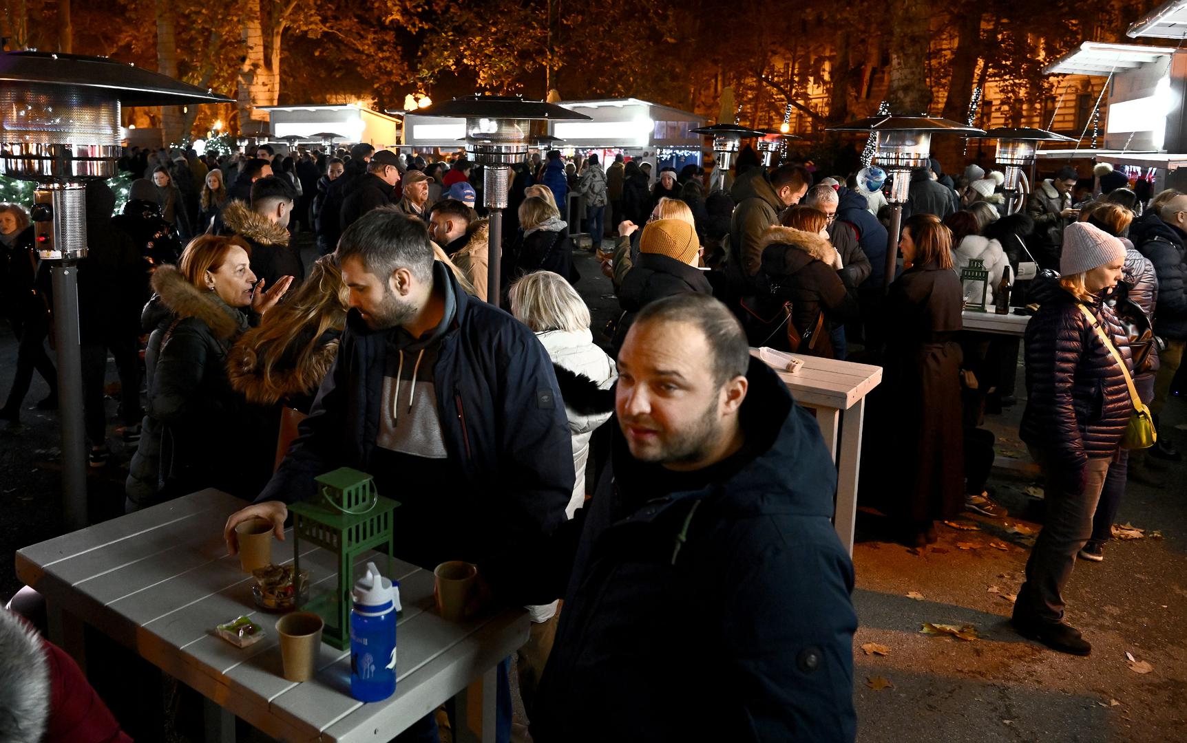 Advent u Zagrebu nudi i bogat program za obitelji i djecu. U parku Ribnjak pripremaju se posebni sadržaji za najmlađe, dok Etnografski muzej i Muzej grada Zagreba nude blagdanske izložbe.