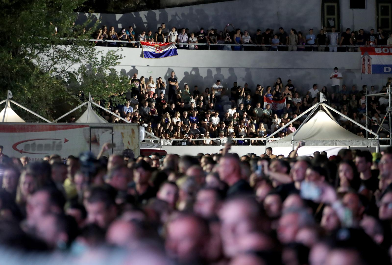 U Imotskom je pred više od 20 tisuća ljudi počeo koncert  "Imotski ne zaboravi", na kojem nakon dugo vremena nastupa jedan od najomiljenijih domaćih pjevača Marko Perković Thompson, uz Dražena Zečića i Matu Bulića