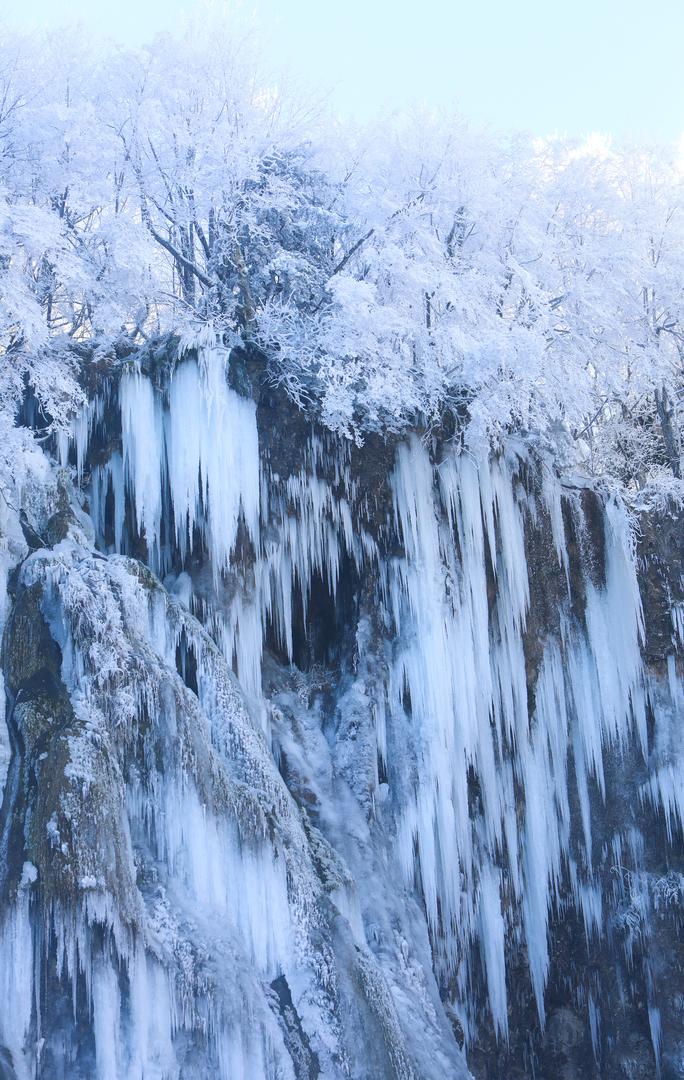 13.01.2024., Plitvicka jezera - Snijeg i debeli minusi zaledili su slapove na Plitvickim jezerima koji mame uzdahe brojnih posjetitelja. Photo: Kristina Stedul Fabac/PIXSELL