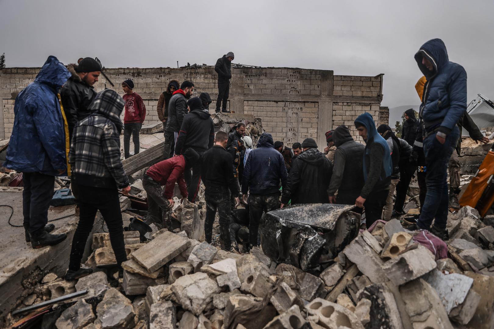 06 February 2023, Syria, Idlib: Syrian civilians and members of the White Helmets work to save people trapped beneath a destroyed building following a magnitude 7.8 earthquake that hit Syria. Photo: Anas Alkharboutli/dpa Photo: Anas Alkharboutli/DPA
