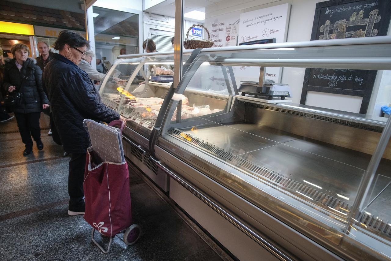 Zagreb: Usprkos upozorenjima, velika gužva na tržnici Dolac