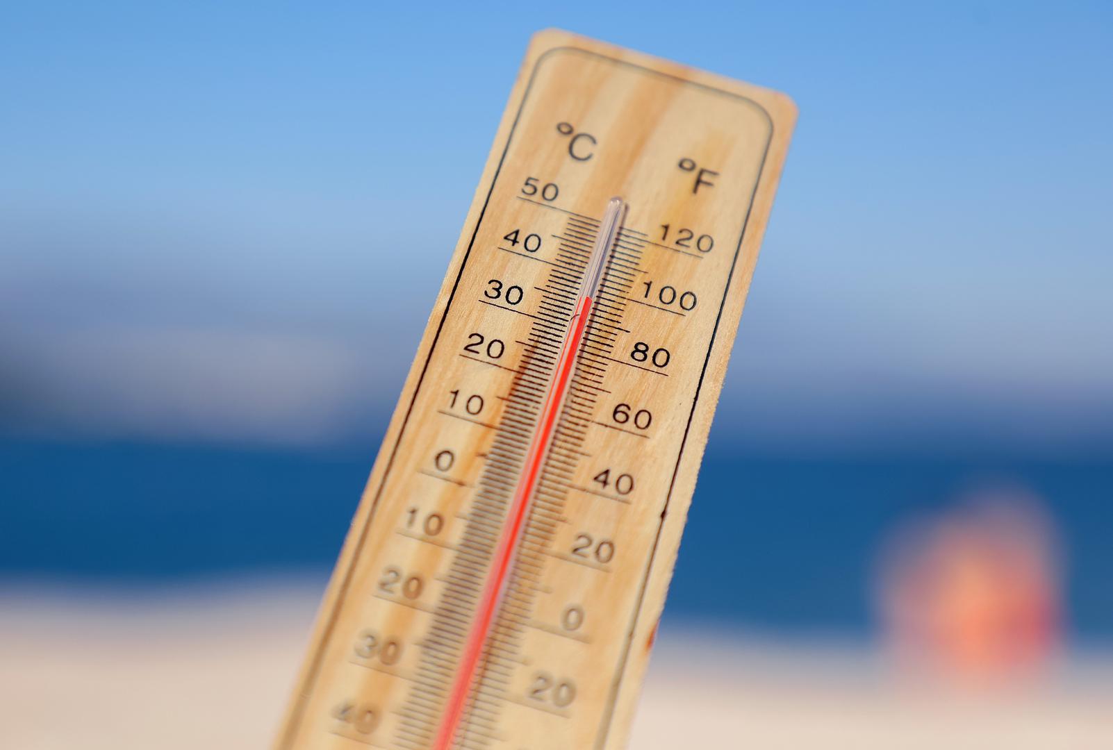 Pred nama je vrhunac prvog ovogodišnjeg toplinskog vala, a mnogi se pitaju jesu li i prije temperature bile toliko visoke ili se to događa samo posljednjih godina. Sudeći prema podacima DHMZ-a, ljeti smo se pržili otkad postoje mjerenja. Gotovo svi navedeni apsolutni maksimumi izmjereni su u srpnju i kolovozu, izuzetak je Virovitica gdje je apsolutni maksimum od 39,5 °C izmjeren 27. lipnja 1965. 