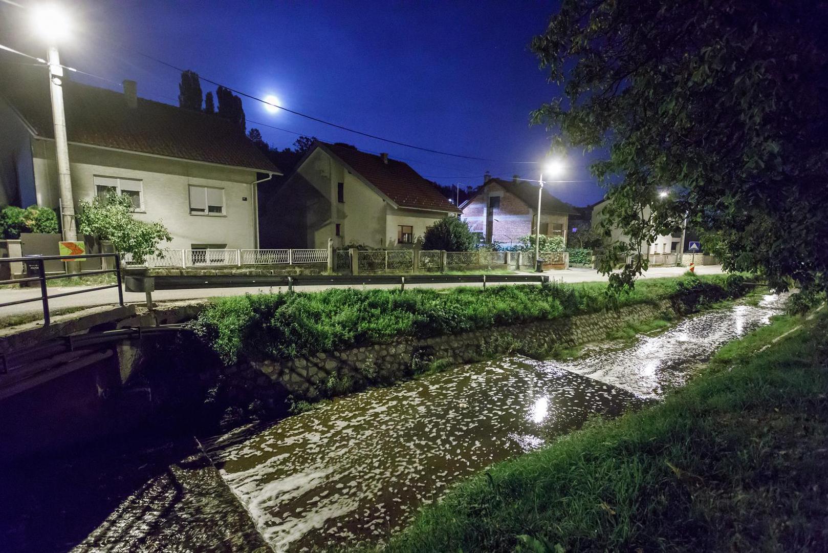 07.10.2022., Zagreb - Vrapcanski potok jos uvijek je pun pjene, koju su popodne vatrogasci ispumpavali, no potok je i dalje u losem stanju. Photo: Tomislav Miletic/PIXSELL