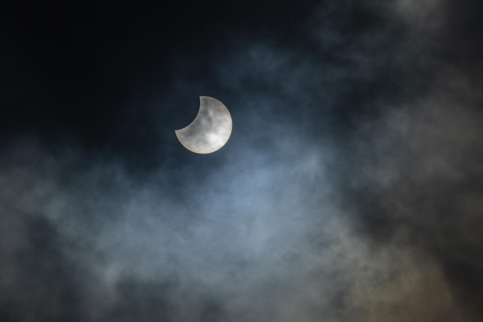 Kada se promatra pomrčinu, ne smije se izravno gledati u sunce jer to može oštetiti oči.