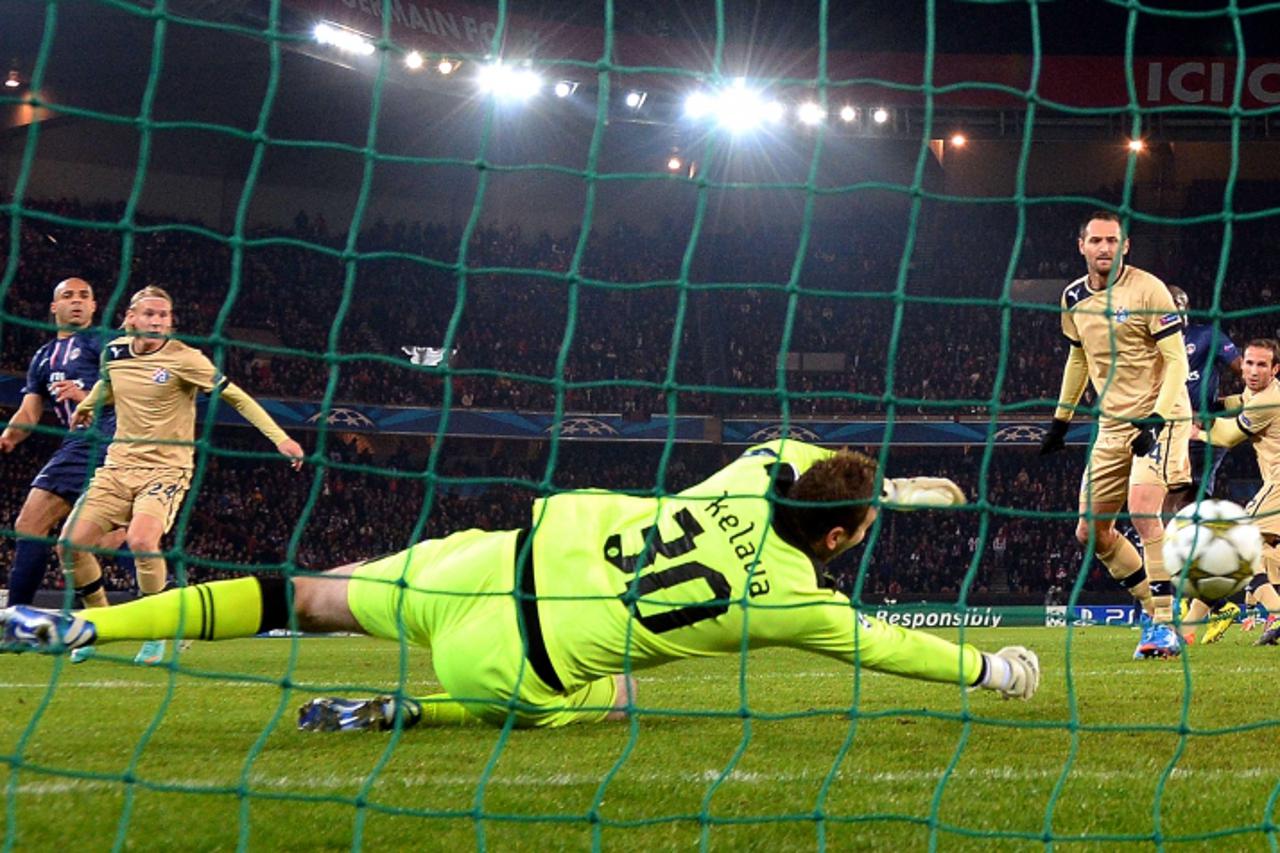 'Paris Saint-Germain\'s Brazilian defender Alex Costa (L) scores despite Dinamo Zagreb\'s goalkeeper Ivan Kelava opposition during an UEFA Champions League Group A football match Paris Saint-Germain v