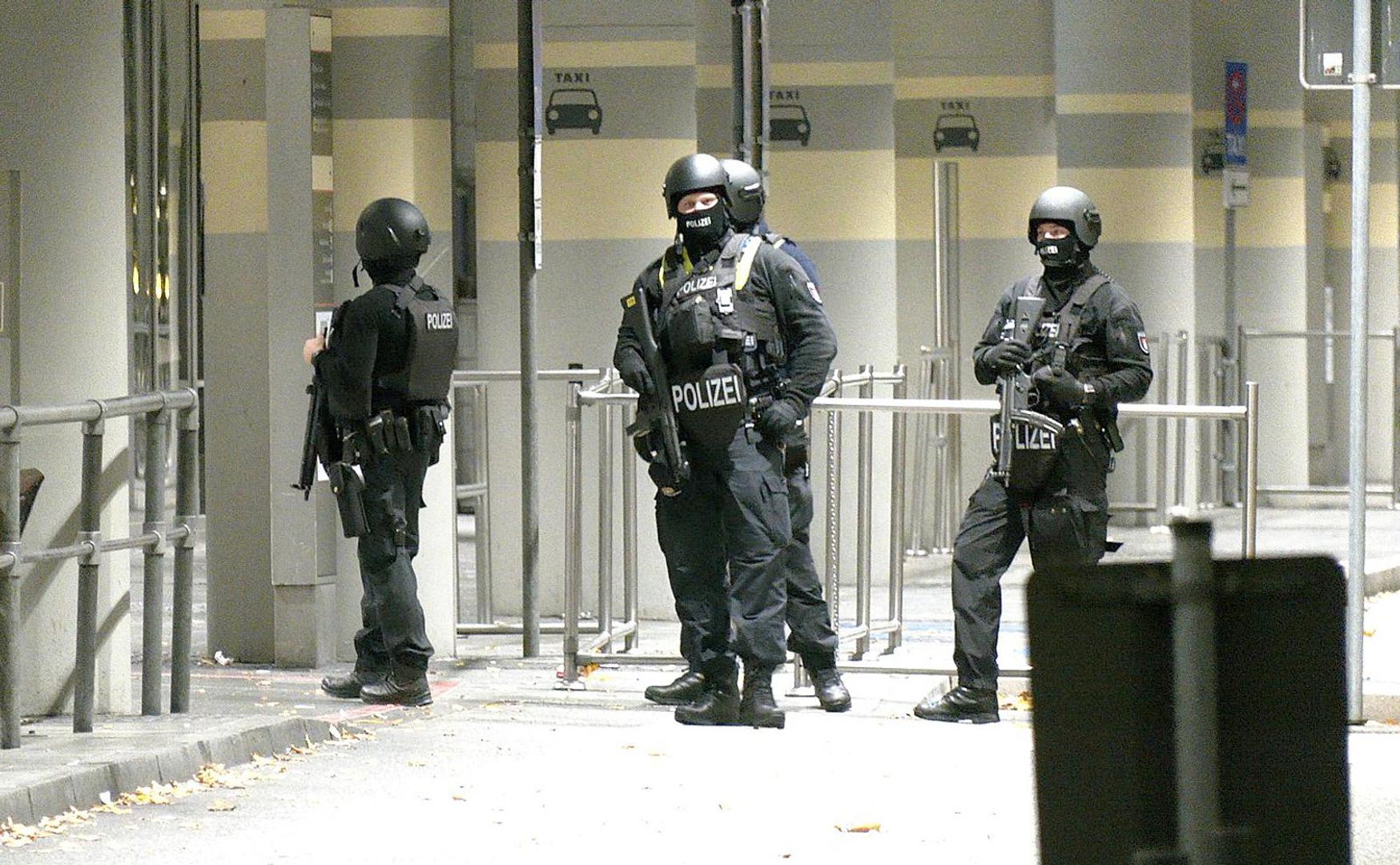 04 November 2023, Hamburg: Heavily armed forces secure access to the terminals at Hamburg Airport during an operation (screenshot of the video). An armed hostage-taker entered the apron of Hamburg Airport in his car on Saturday evening. The entire airport was cleared and cordoned off. According to the police, the man had a four-year-old child in his grip. Photo: Bodo Marks/dpa Photo: Bodo Marks/DPA