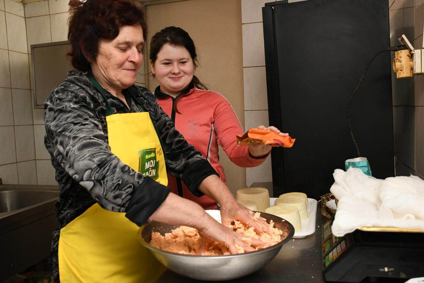 02.03.2020., Bjelovar - Bjelovarski kvargl, je 25. hrvatski proizvod koji je dobio europsku zasticenu oznaku zemljopisnog podrijetla. Time je taj tradicionalni sir bjelovarskoga kraja upisan u registar zasticenih oznaka izvornosti i zasticenih oznaka zemljopisnog podrijetla te je zasticen na podrucju cijele Europske unije. Povijesne cinjenice govore da je kvargl u bjelovarski kraj dosao za doba carice Marije Terezije, izmedju 1765. i 1787. austrijskom, a vjerojatno i ceskom, odnosno moravskom imigracijom za vrijeme Vojne krajine, kada je Bjelovar bio sjediste Varazdinskog generalata. Kvargl se radi od domaceg kravljeg mlijeka, crvene ljute i slatke mljevene paprike, te soli, a oblikuje se u oblik stosca. Milkica Galovic, clanica Udruge Bjelvoarski kvargl, na svom OPG-u vec desetljecima proizvodi kvargl prema tradicionalnoj recepturi, a potom ga prodaje na mlijecnom dijelu gradske trznice.  
Photo:Damir Spehar/PIXSELL