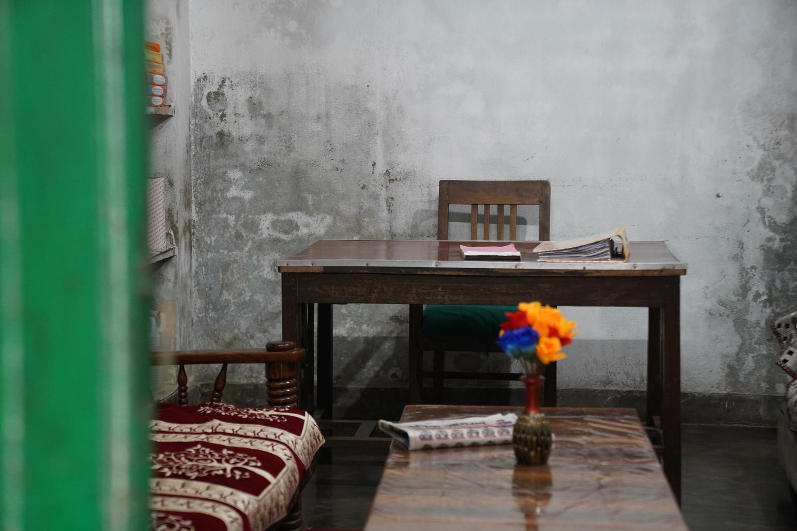 19 July 2024, India, Varanasi: Here the Hindu priest Kalikant Dubey writes down the names of all the people who come to the Mukti Bhawan (House of Salvation) to die. Photo: Anne-Sophie Galli/dpa Photo: Anne-Sophie Galli/DPA