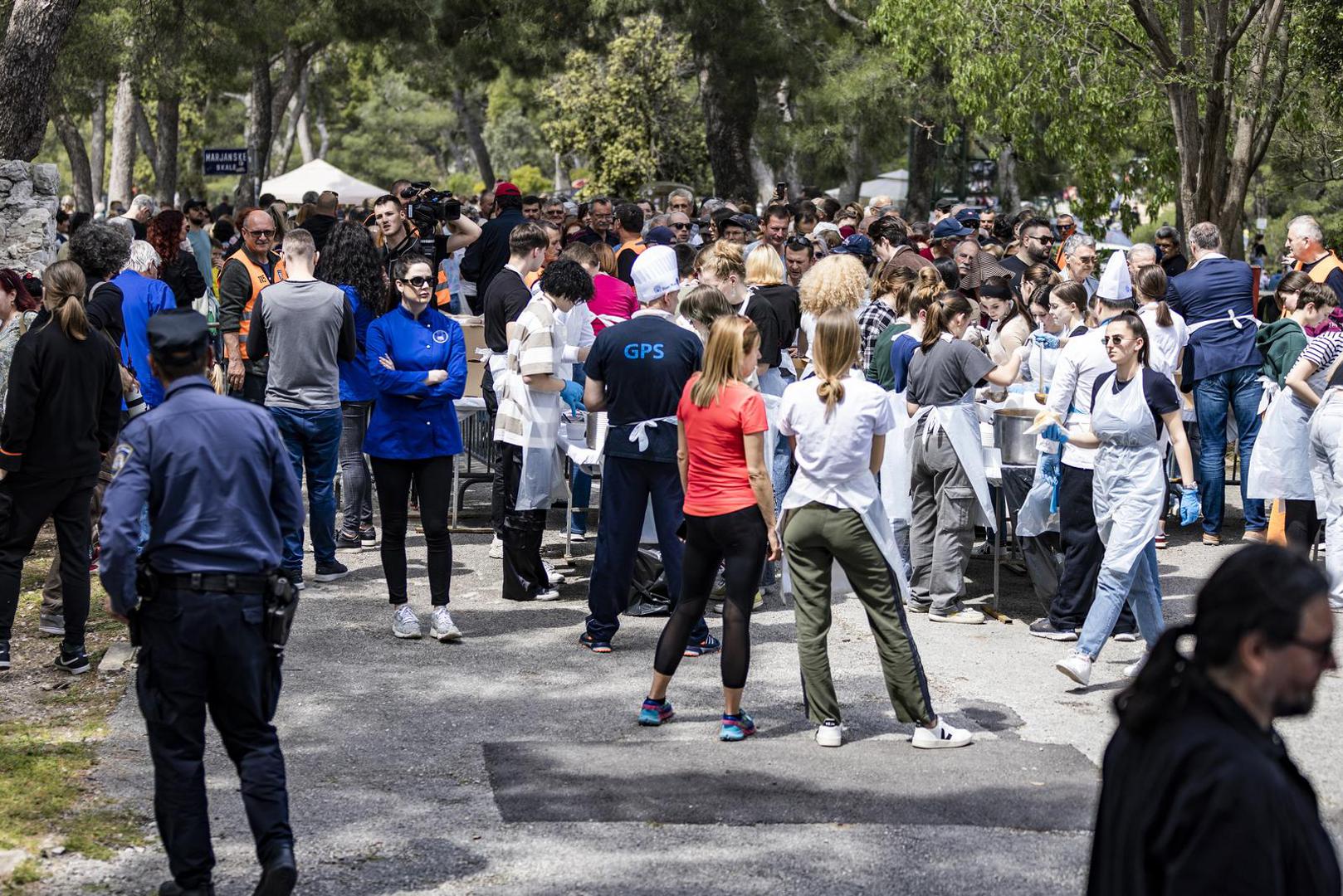 01.05.2023., Split - Podjela graha gradjanima na Marjanu povodom Praznika rada. Photo: Milan Sabic/PIXSELL