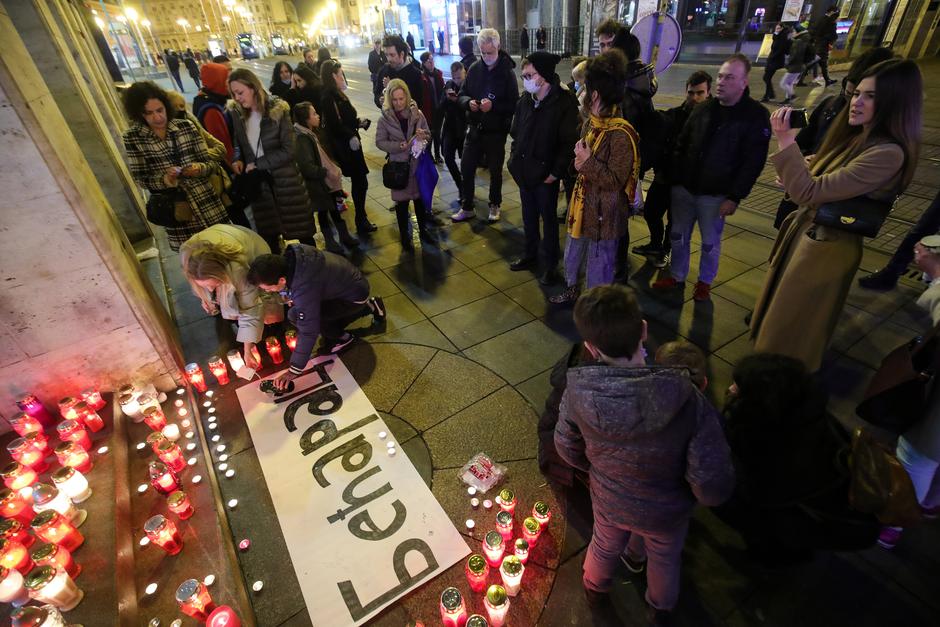 Zagrepčani se opraštaju od Balaševića paljenjem svijeća kod NAMA-e na Ilici