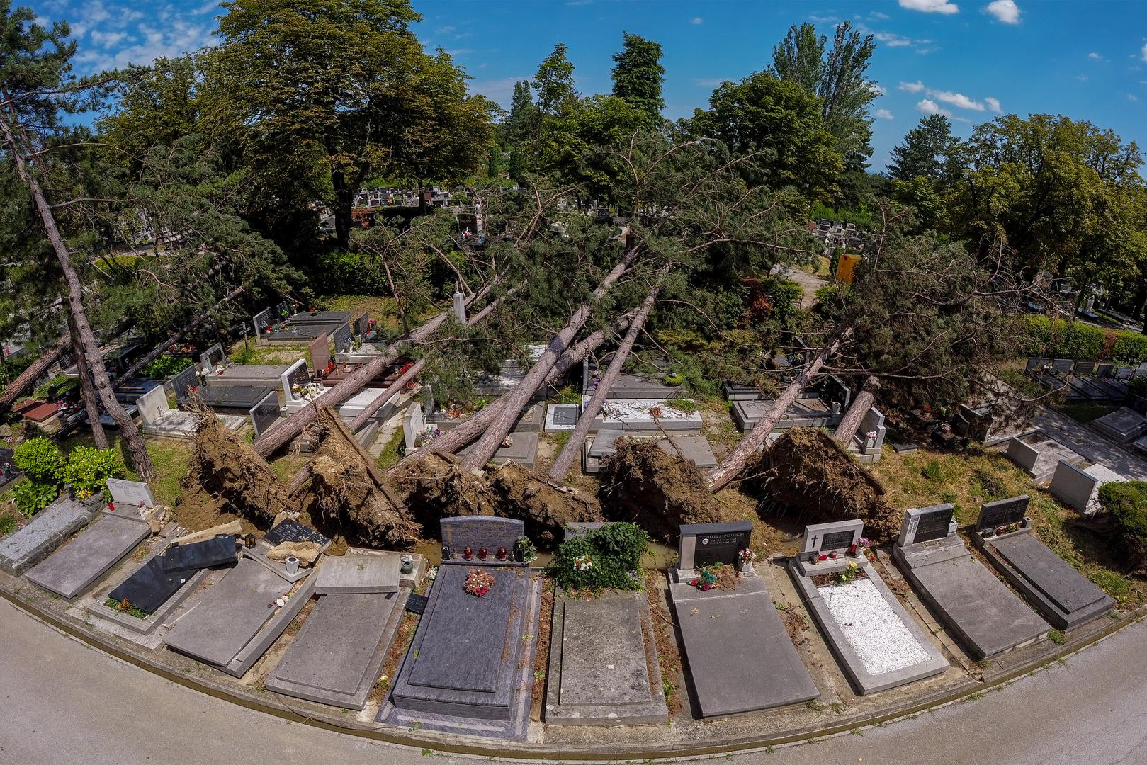 "Ovo je novi znak sve razornijih klimatskih promjena, koje ne pogađaju sam Hrvatsku i Europu nego cijeli svijet. Klimatske promjene jačaju više i brze nego što smo očekivali. Na žalost, morat ćemo se naviknuti da će se esktremni fenomeni poput velikih poplava koje su se događale svakih 100 i više godina sada događati češće, a troškovi će biti sve veći, stoga ćemo se nastavljati pripremati i jačati svoju otpornost na klimatske fenomene", dodao je tada predsjednik Vlade.