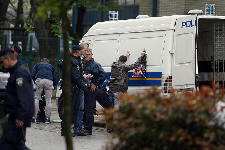 Zagreb: Delije izašle iz vlaka i po?ele bježati, policija ih uhitila u Badali?evoj