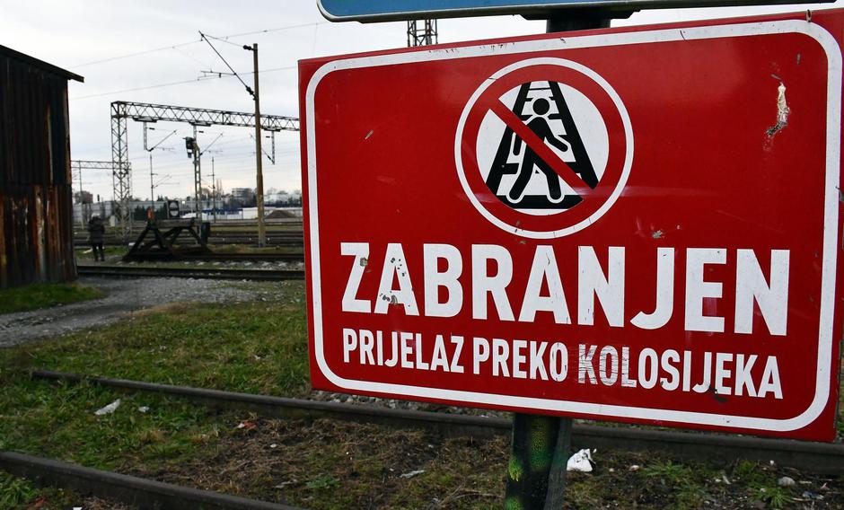 Slavonski Brod: U blizini željeznickog kolodvora od strujnog udara teško ozlijeđen mladić