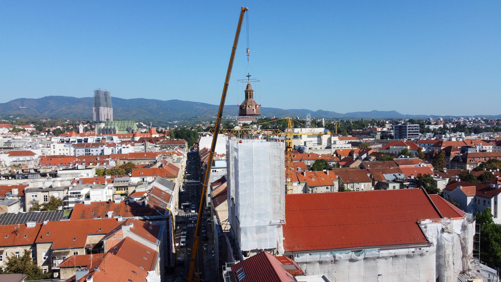 Čeka ih, pak, još puno posla, dodao je, a teško je reći kada će se završiti cijela obnova. Ipak, ako sve bude išlo po planu, vjeruju da bi do kraja 2025. godine završili s radovima, a već u 2026. u potpunosti vratili unutar bazilike.