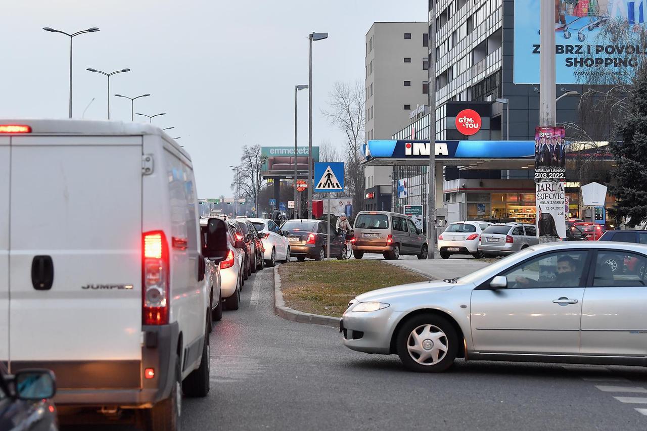 Zagreb: Zbog poskupljena naftnih derivata stvaraju se gužve na benzinskim postajama
